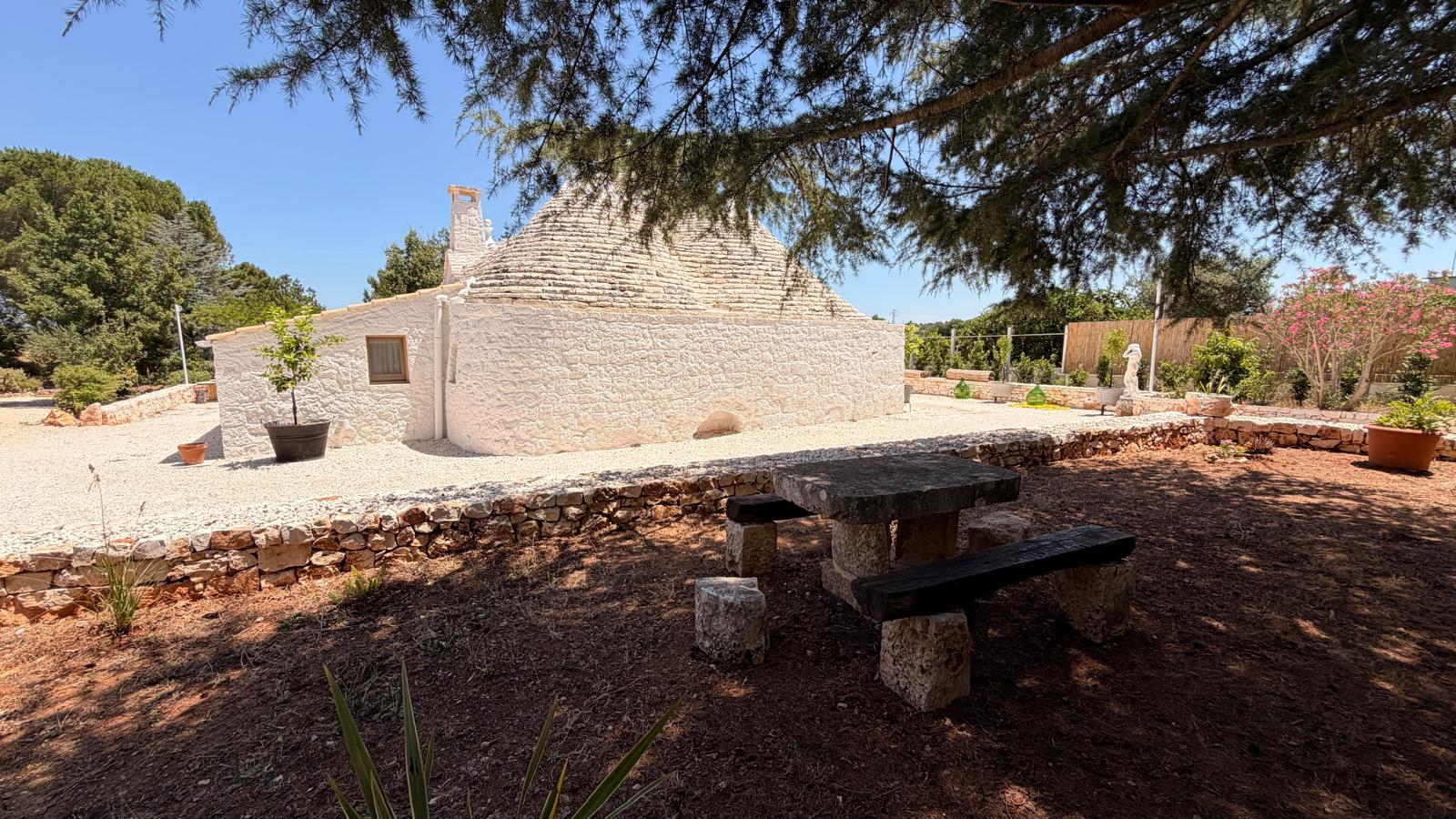 Trulli Comunicanti, Restaurati con Antico Camino, Ulivi Secolari.